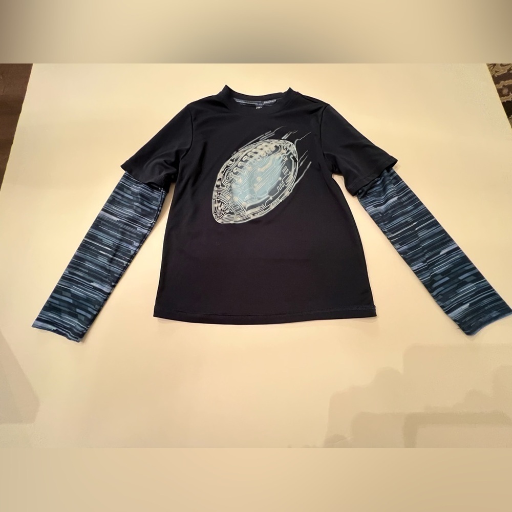 ATHLETIC WORKS BOYS LONG SLEEVE SIZE MEDIUM (8) SHIRT.